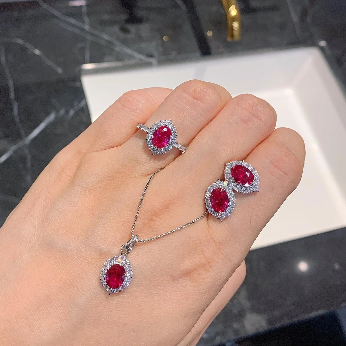 925 Sterling Silber Roter Moissanit Ring Halskette Ohrring Set Retro Mode Luxus Oval Hochzeit Geburtstagsgeschenk Frauen Schmuck
